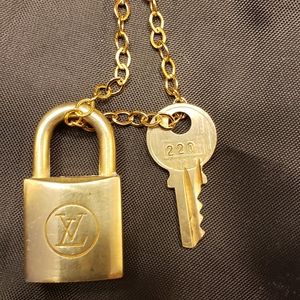 Auth Louis Vuitton 220 Lock/Key on Necklace